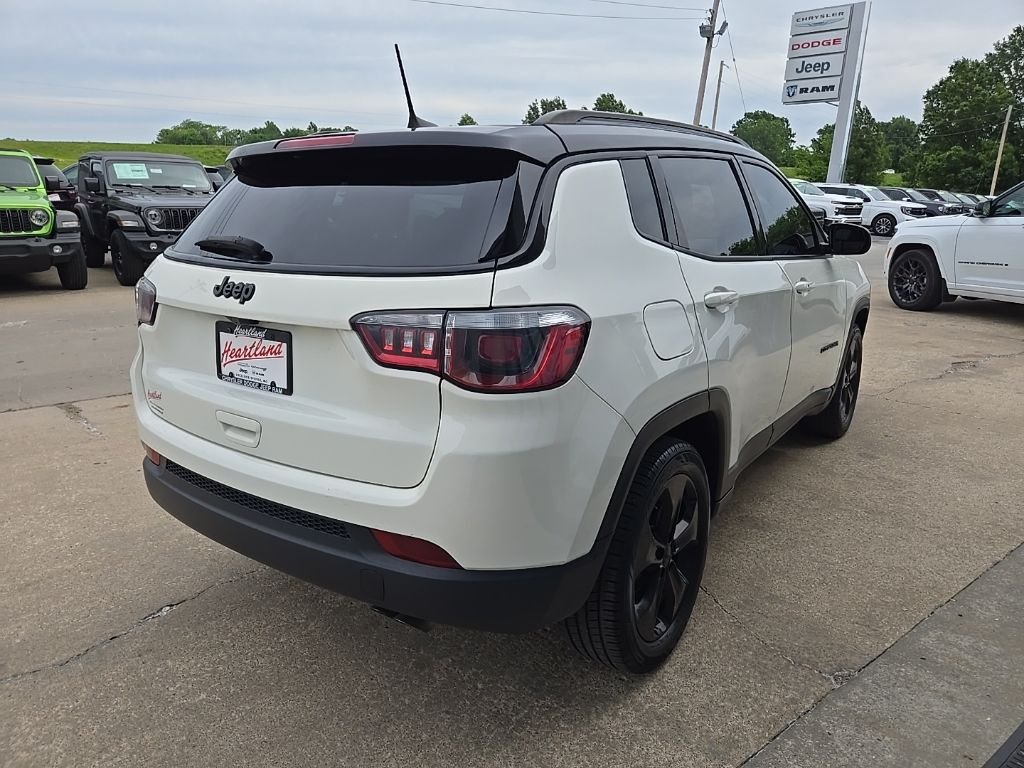 Used 2018 White Jeep Latitude image 10