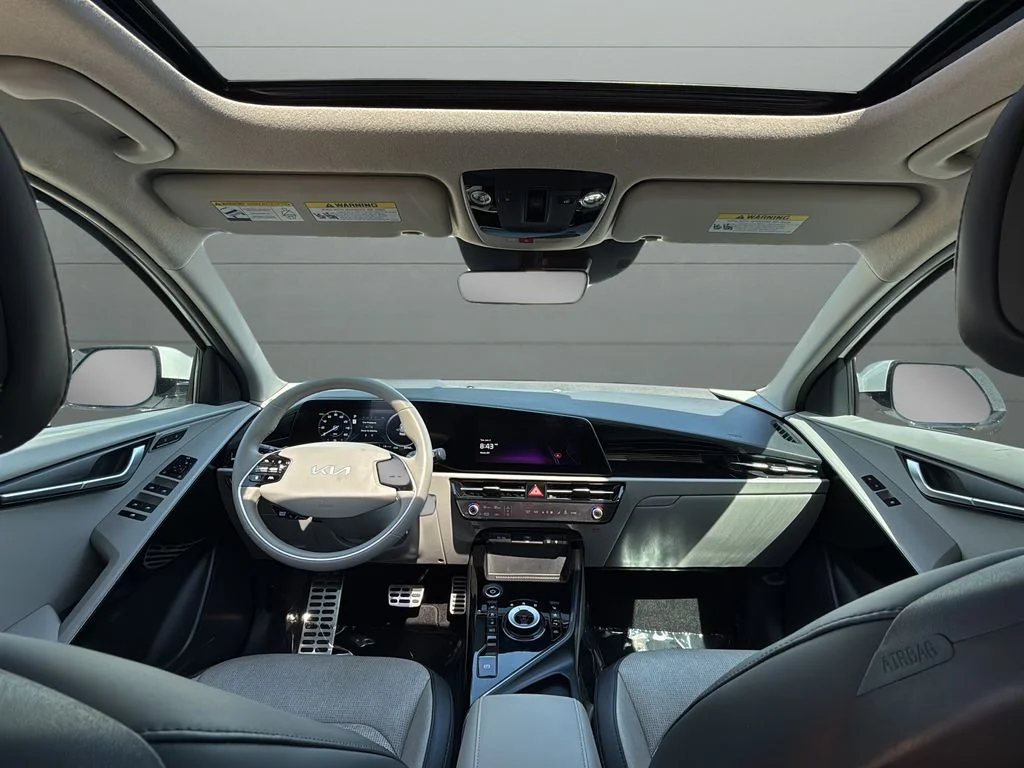 Used 2023 White Kia Wave image 11