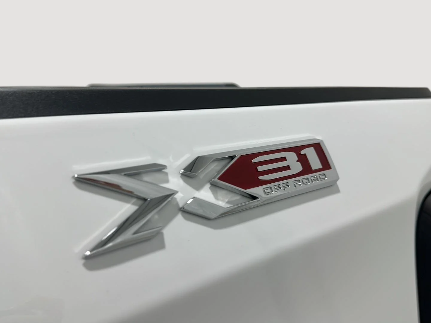 Used 2025 Summit White GMC Elevation image 29