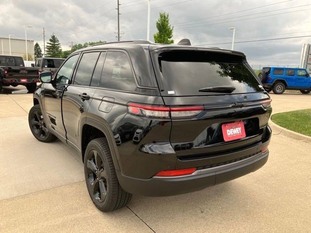 New 2026 Diamond Black Crystal Pearl-Coat Exterior Paint Jeep Limited image 7