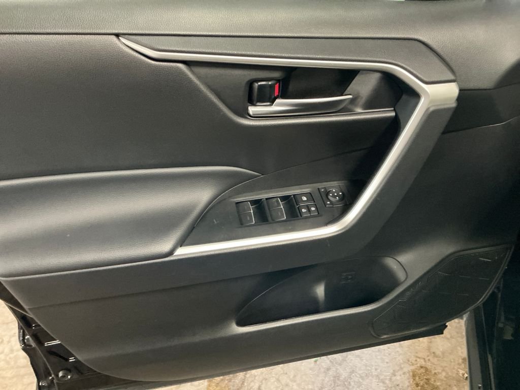 Used 2025  Toyota XLE image 13