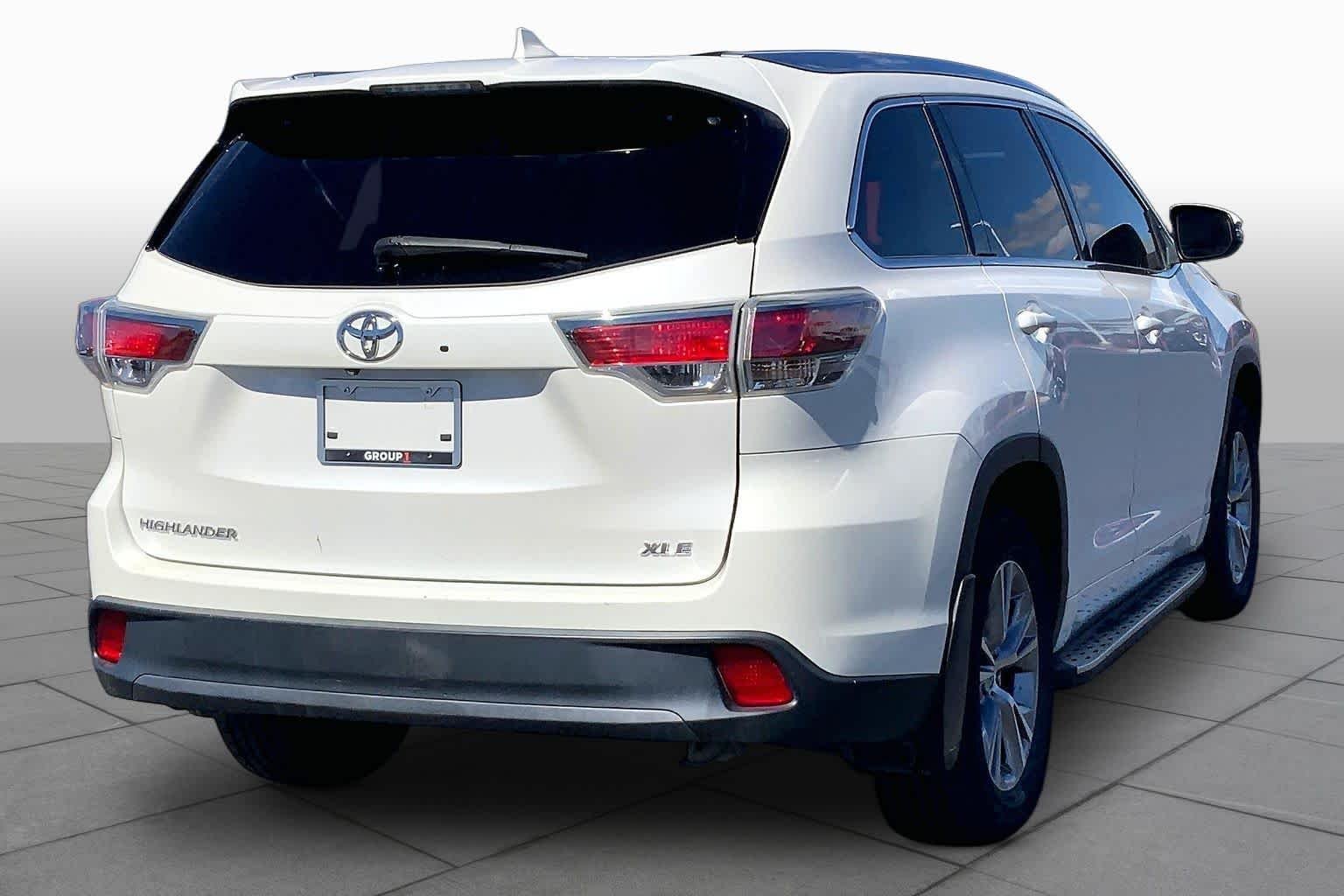 Used 2015 Blizzard Pearl Toyota XLE image 13