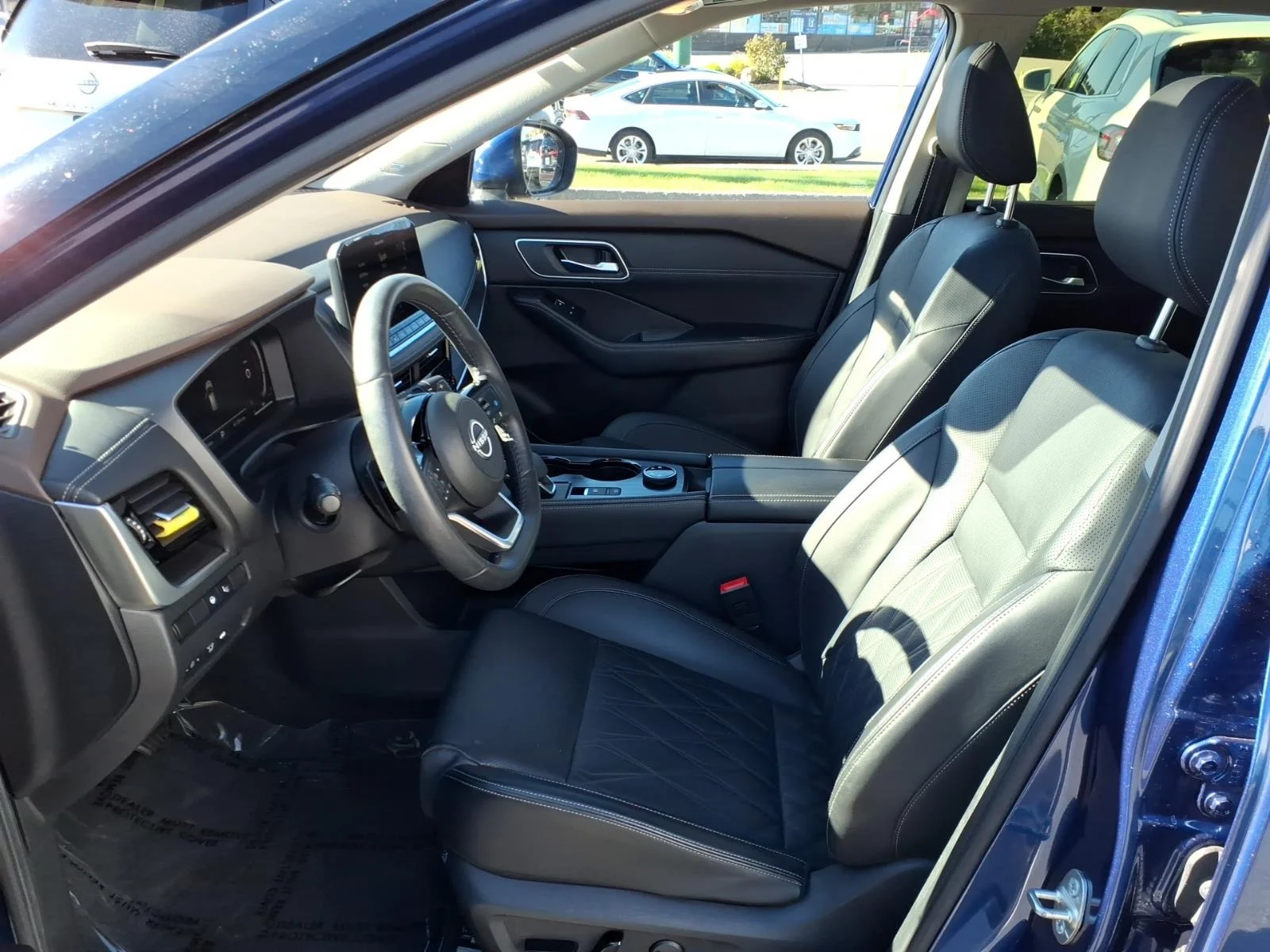 Used 2023 Caspian Blue Metallic Nissan Platinum image 11