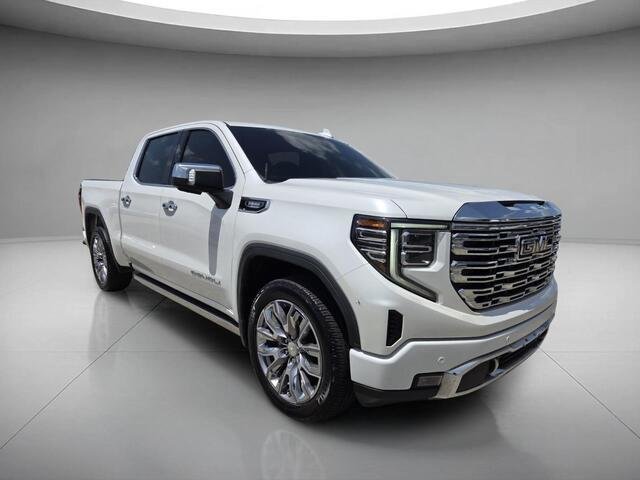 Used 2022 White Frost Tricoat GMC Denali image 7