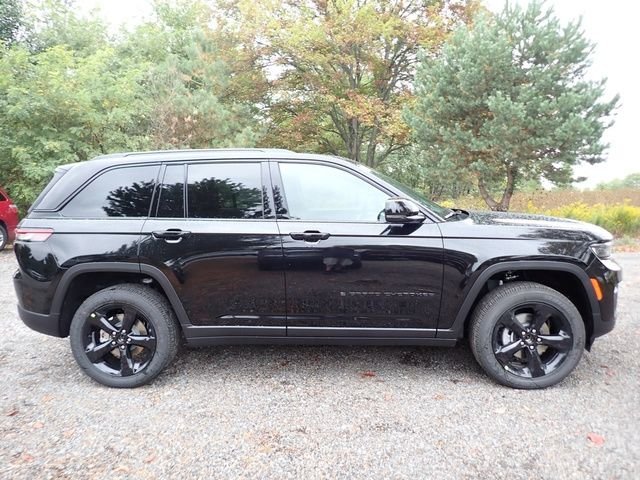 New 2025 Diamond Black Crystal Pearl-Coat Exterior Paint Jeep Altitude X image 8