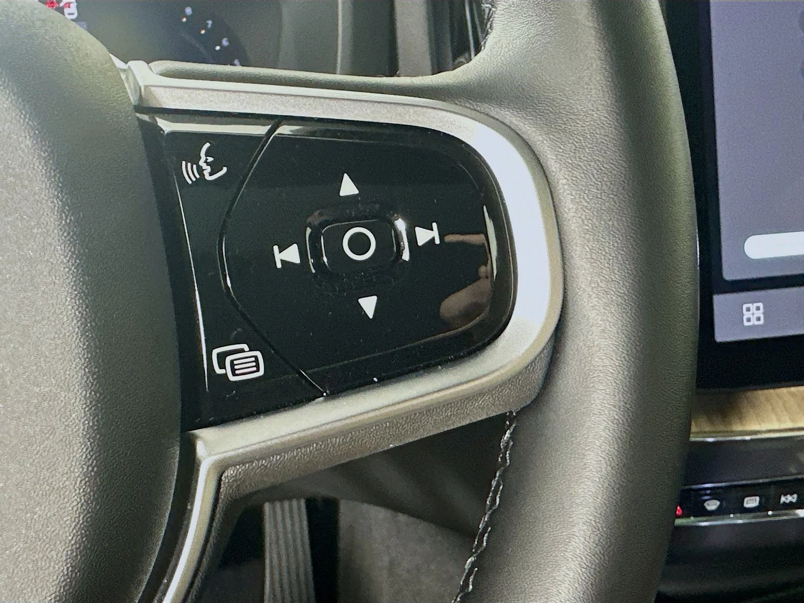2026 Volvo XC60 Plus - Photo 19