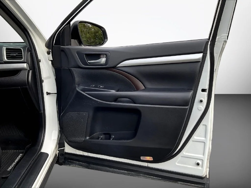 Used 2019 Blizzard Pearl Toyota XLE image 31