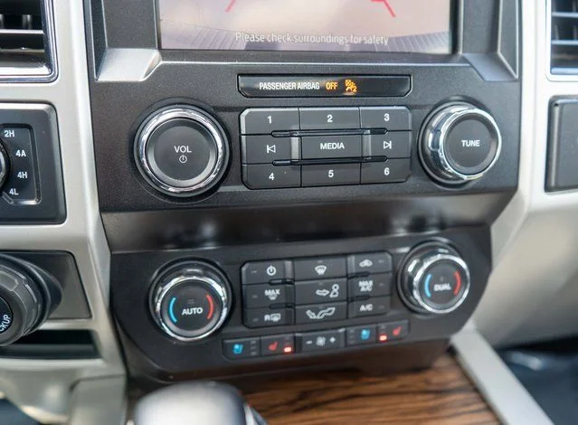 Used 2020 White Ford Lariat image 28
