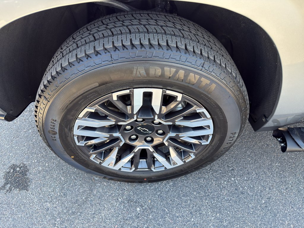 Used 2025 Gray Chevrolet Z71 image 34
