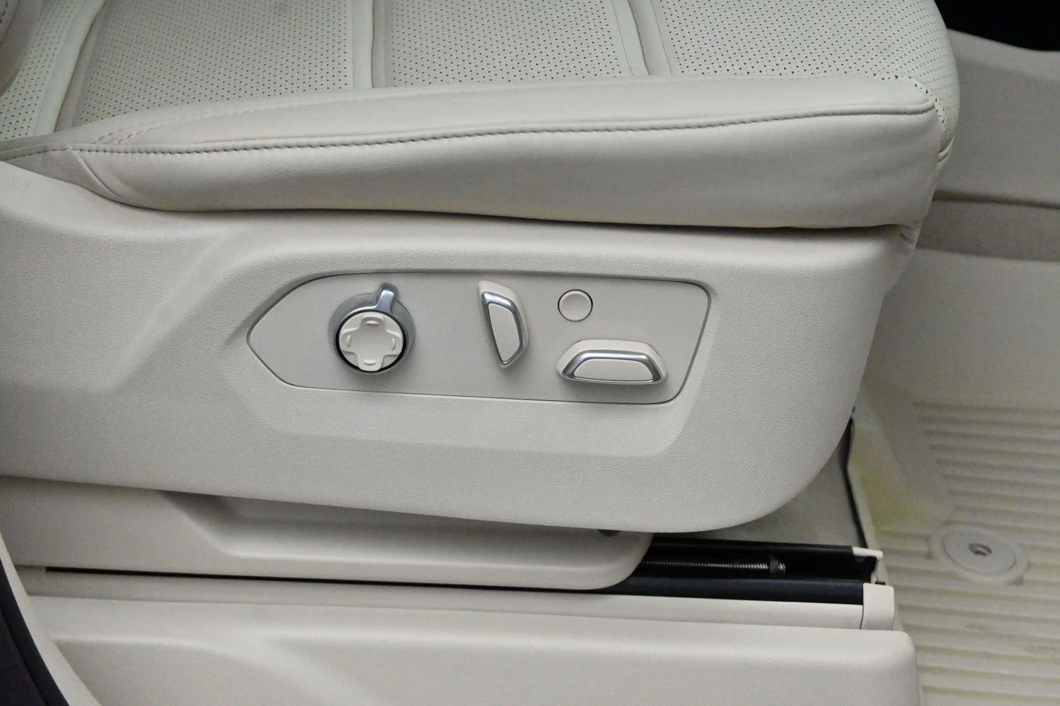 Used 2024 Crystal White Tricoat Cadillac Sport Platinum image 39