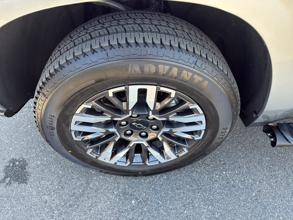 Used 2025 Gray Chevrolet Z71 image 34