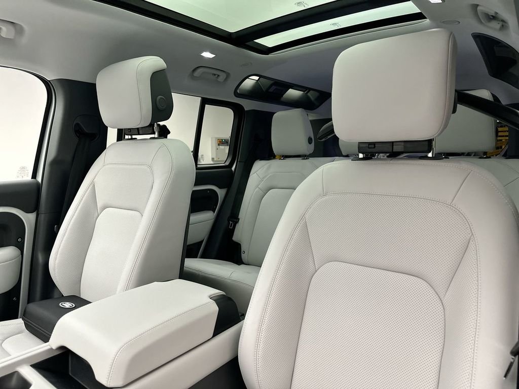 Used 2025 Fuji White Land Rover S image 10