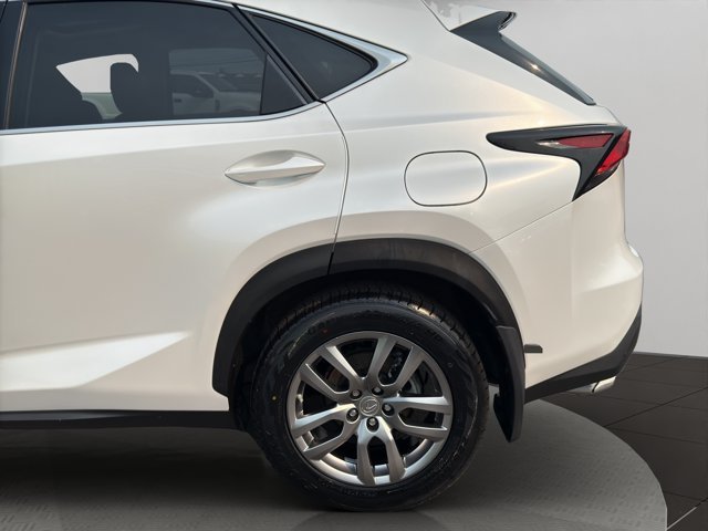 Used 2015 White Lexus  image 24