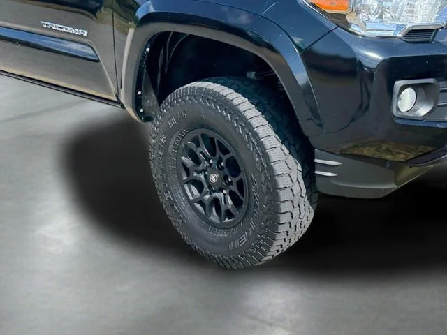 Used 2020 Black Toyota SR5 image 9