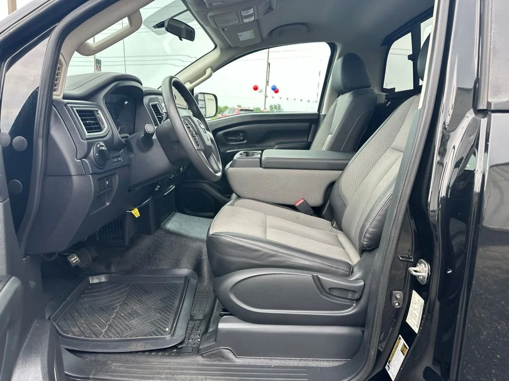 Used 2018 Black Nissan S image 17