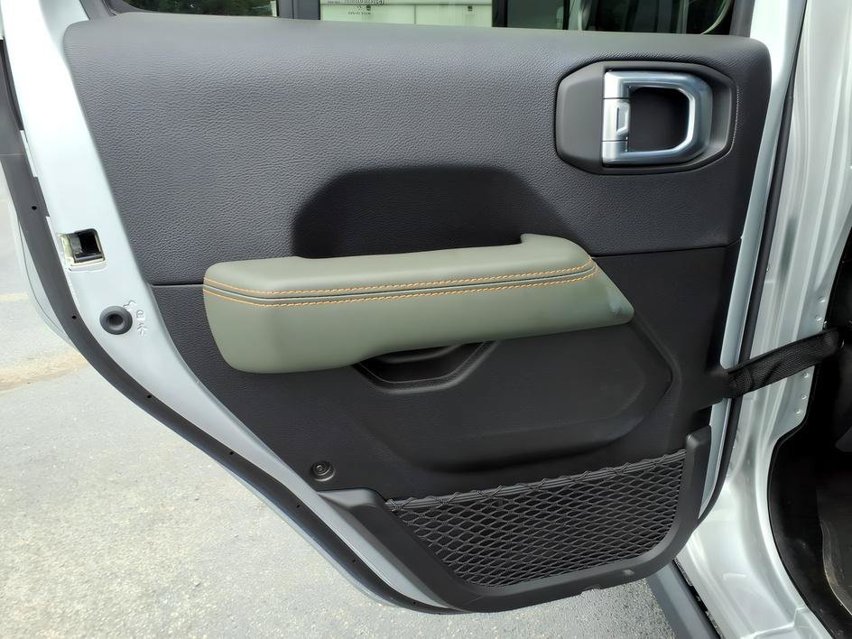 Used 2024 Silver Zynith Clearcoat Jeep Mojave X image 13