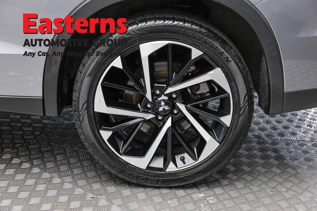 Used 2024 Gray Mitsubishi SE image 8
