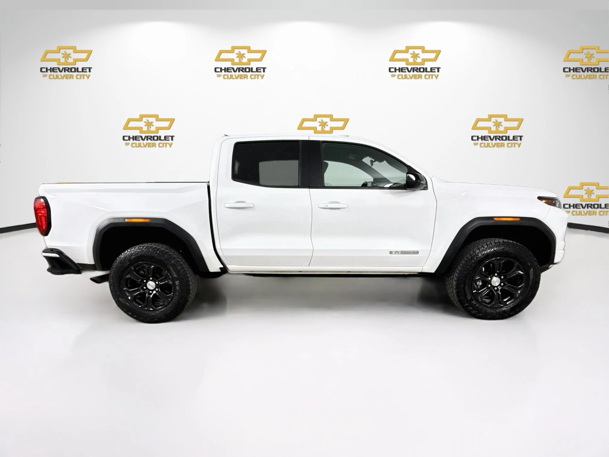 Used 2024 Summit White GMC Elevation image 9