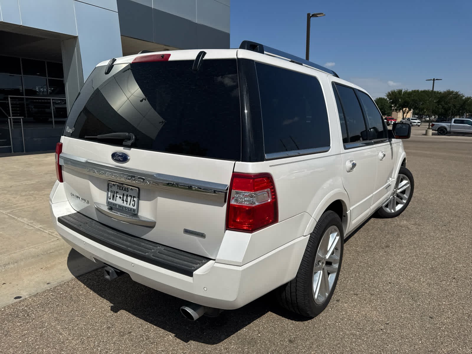 Used 2017 White Platinum Metallic Tri-Coat Ford Platinum image 9