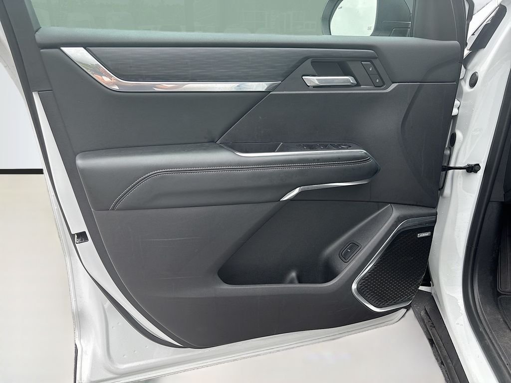 Used 2025 Summit White GMC Elevation image 36