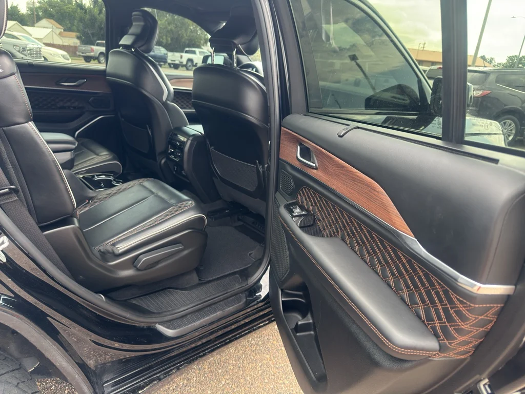 Used 2022 Diamond Black Crystal Pearlcoat Jeep Summit image 16