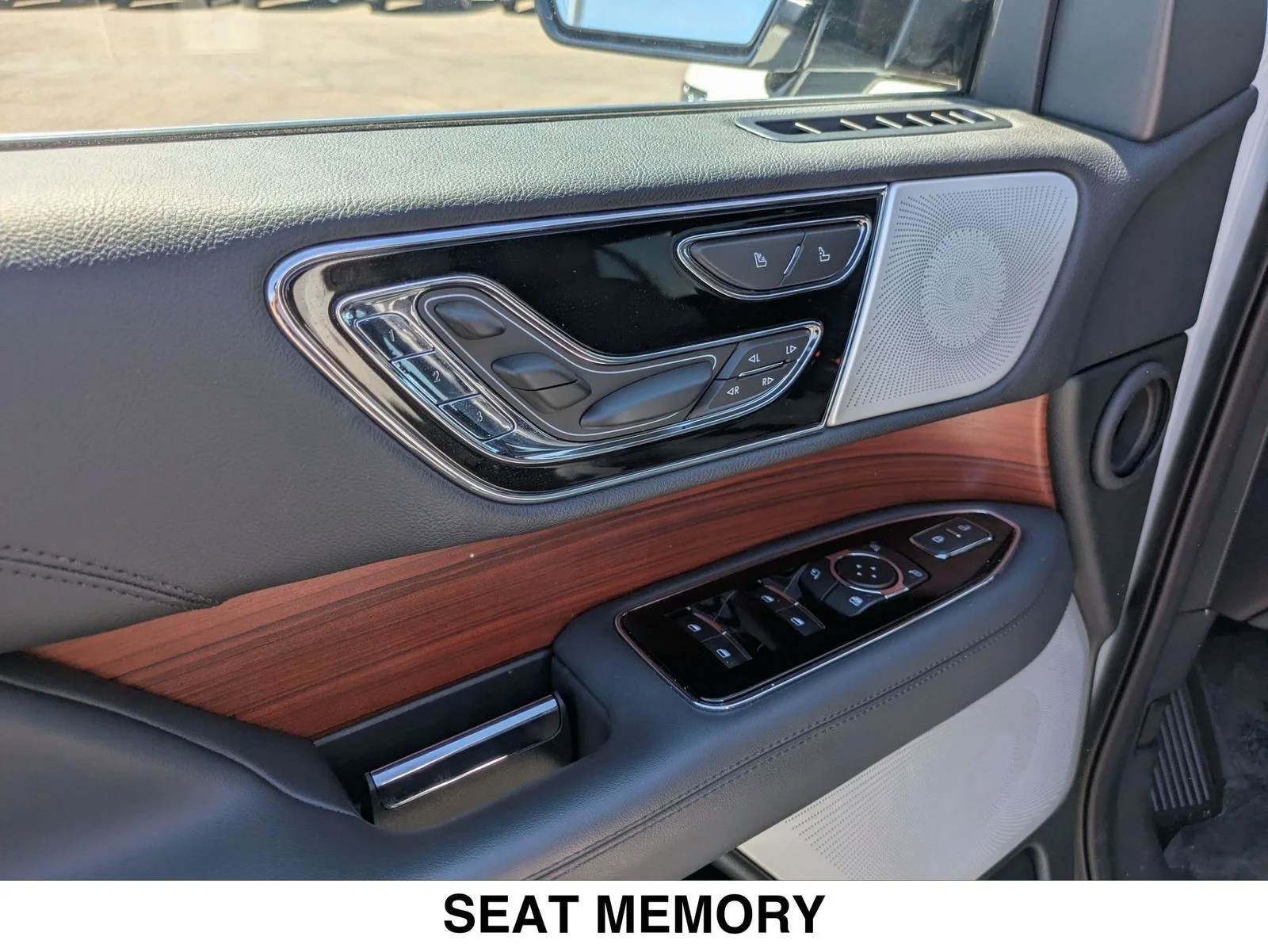 Used 2024 White Lincoln Reserve image 7