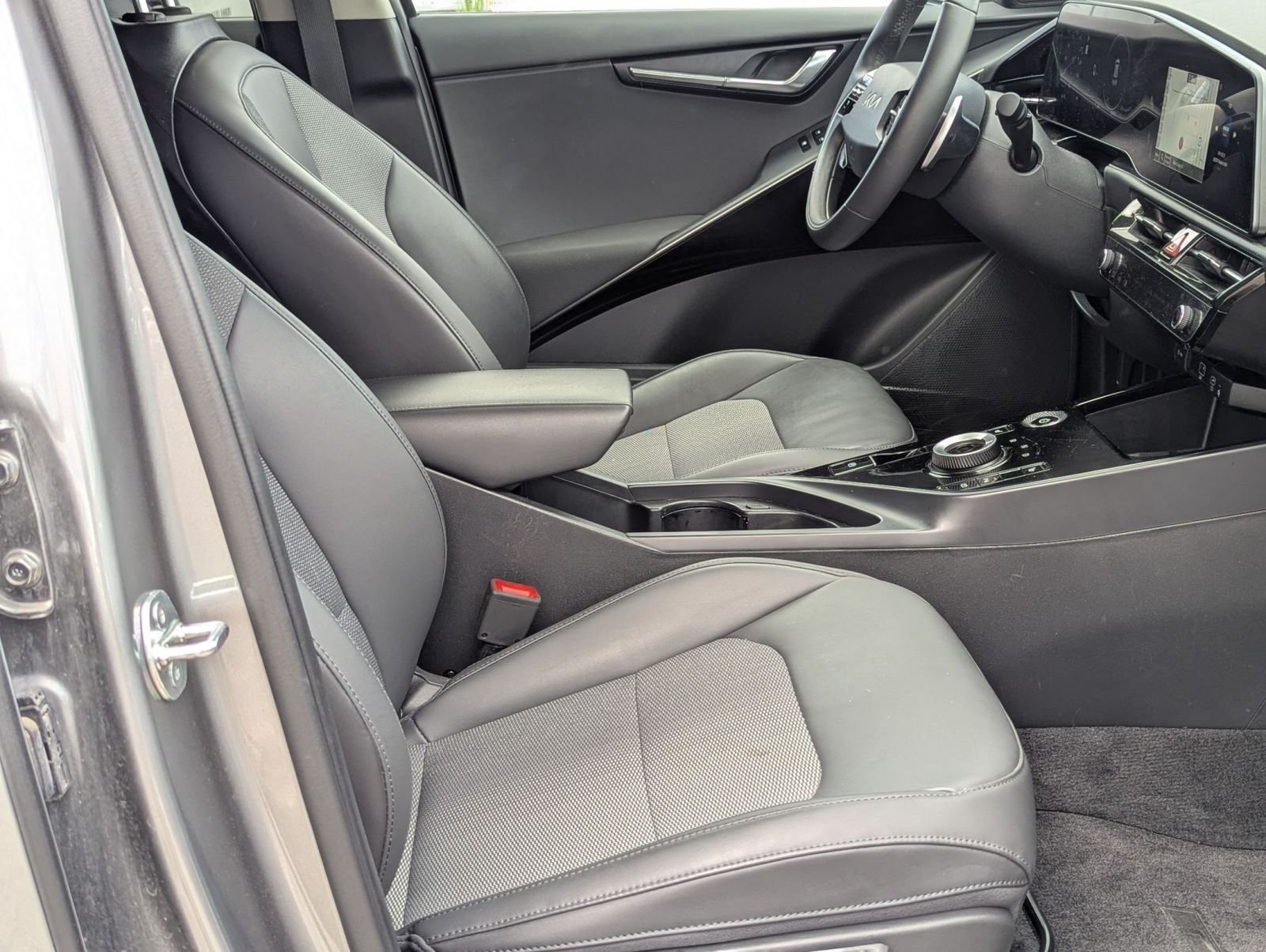Used 2024 Gray Kia Wind image 24