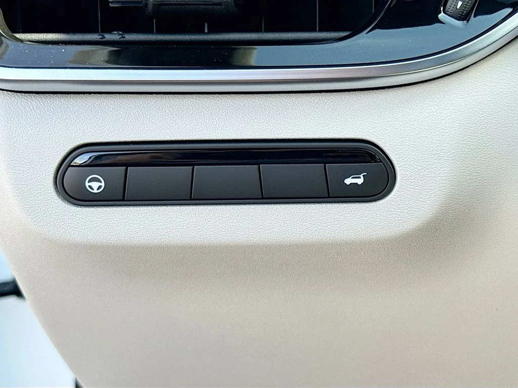 New 2027 RADIANT WHITE INFINITI Luxe AWD image 10