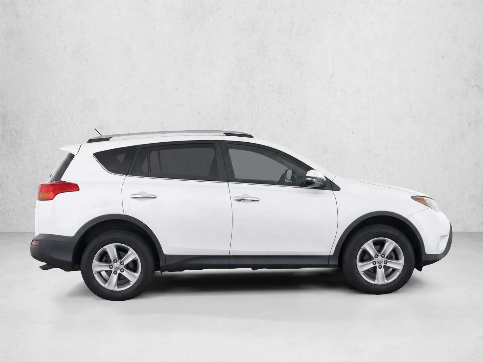 Used 2015 Super White Toyota XLE image 8