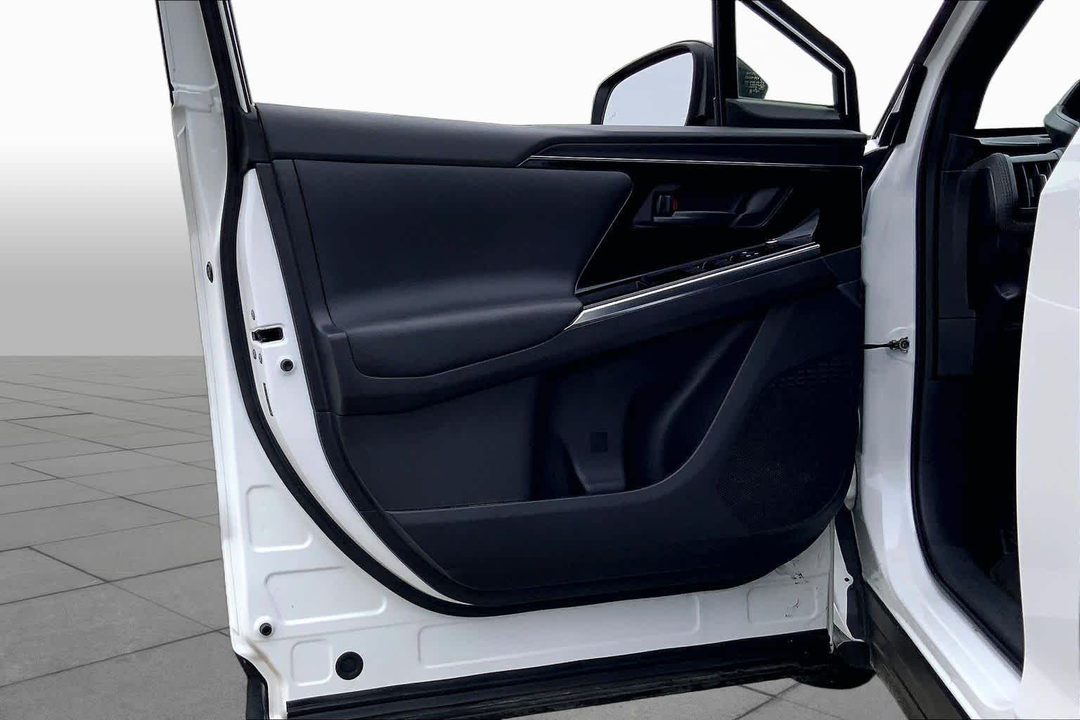 Used 2023 Wind Chill Pearl w/Black Roof Toyota Limited image 20