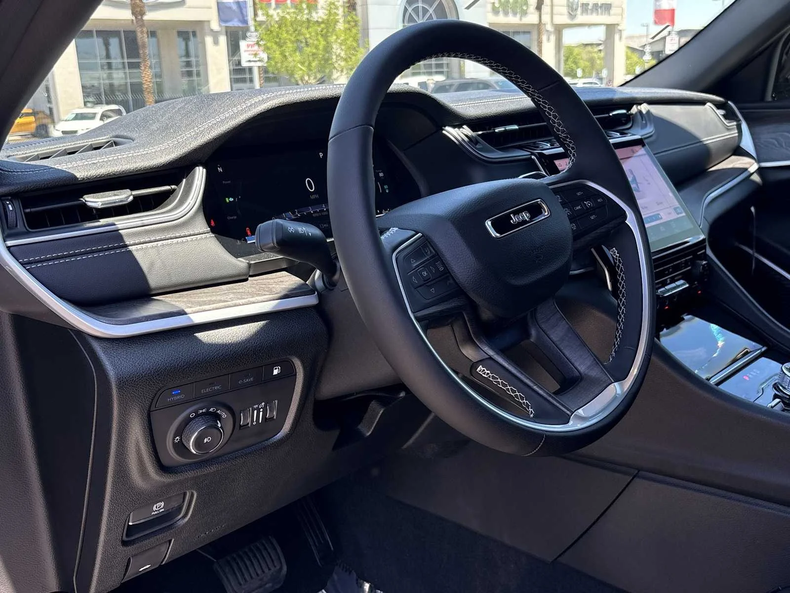 Used 2025 Diamond Black Crystal Pearlcoat Jeep  image 10