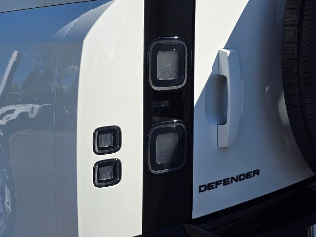 New 2026 Fuji White LAND ROVER X-Dynamic SE image 37