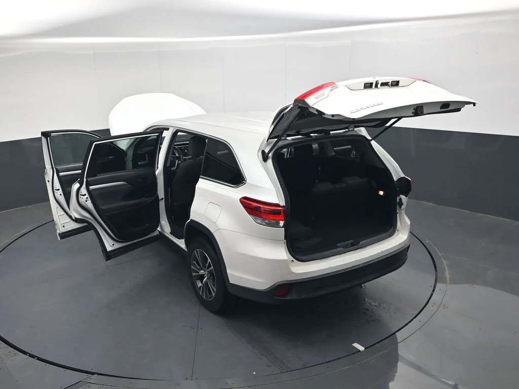 Used 2018 Blizzard Pearl Toyota LE image 38
