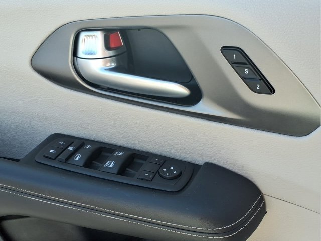 Used 2024  Chrysler Touring L image 13