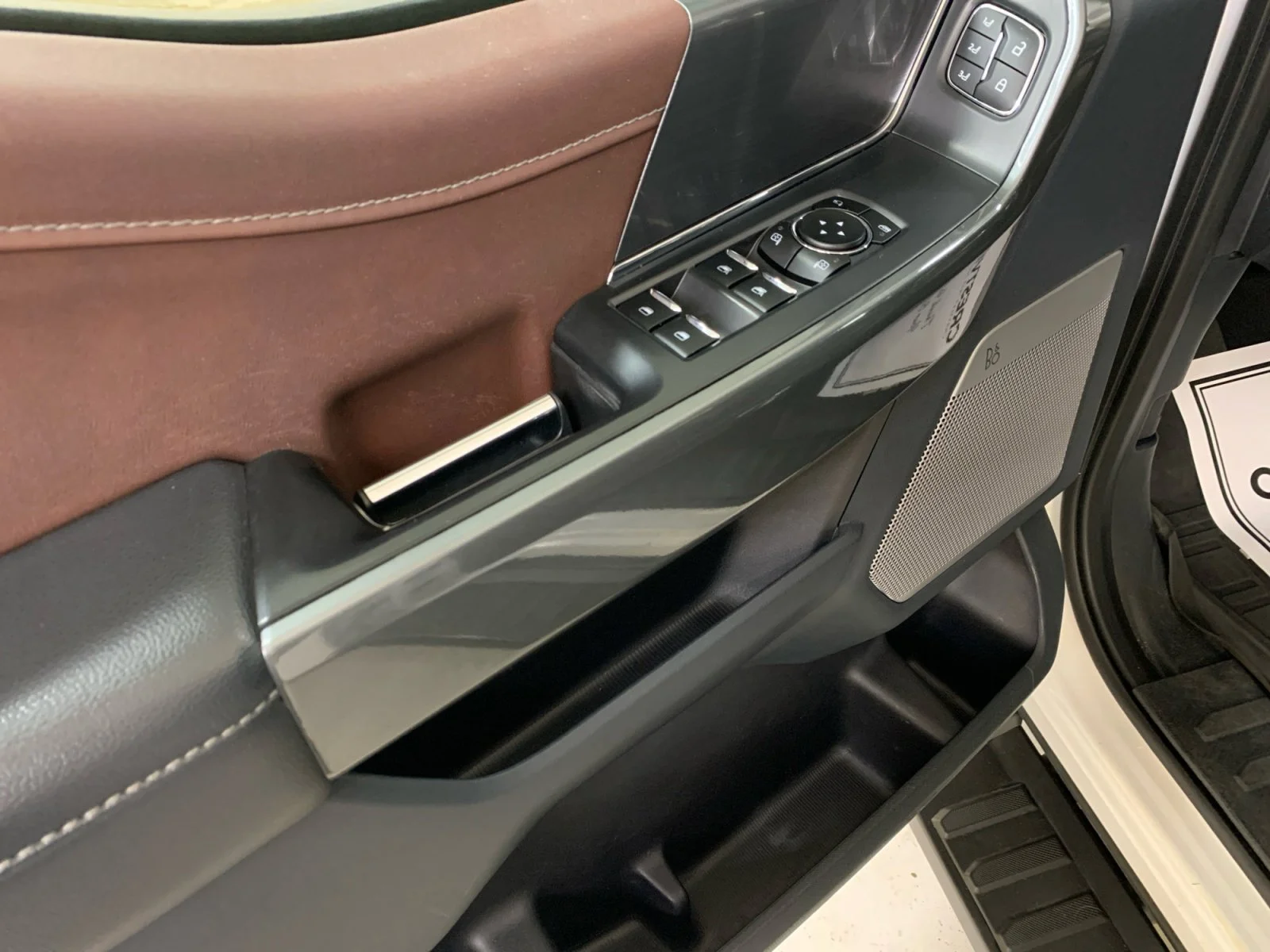 Used 2022 White Ford Lariat SuperCrew image 11