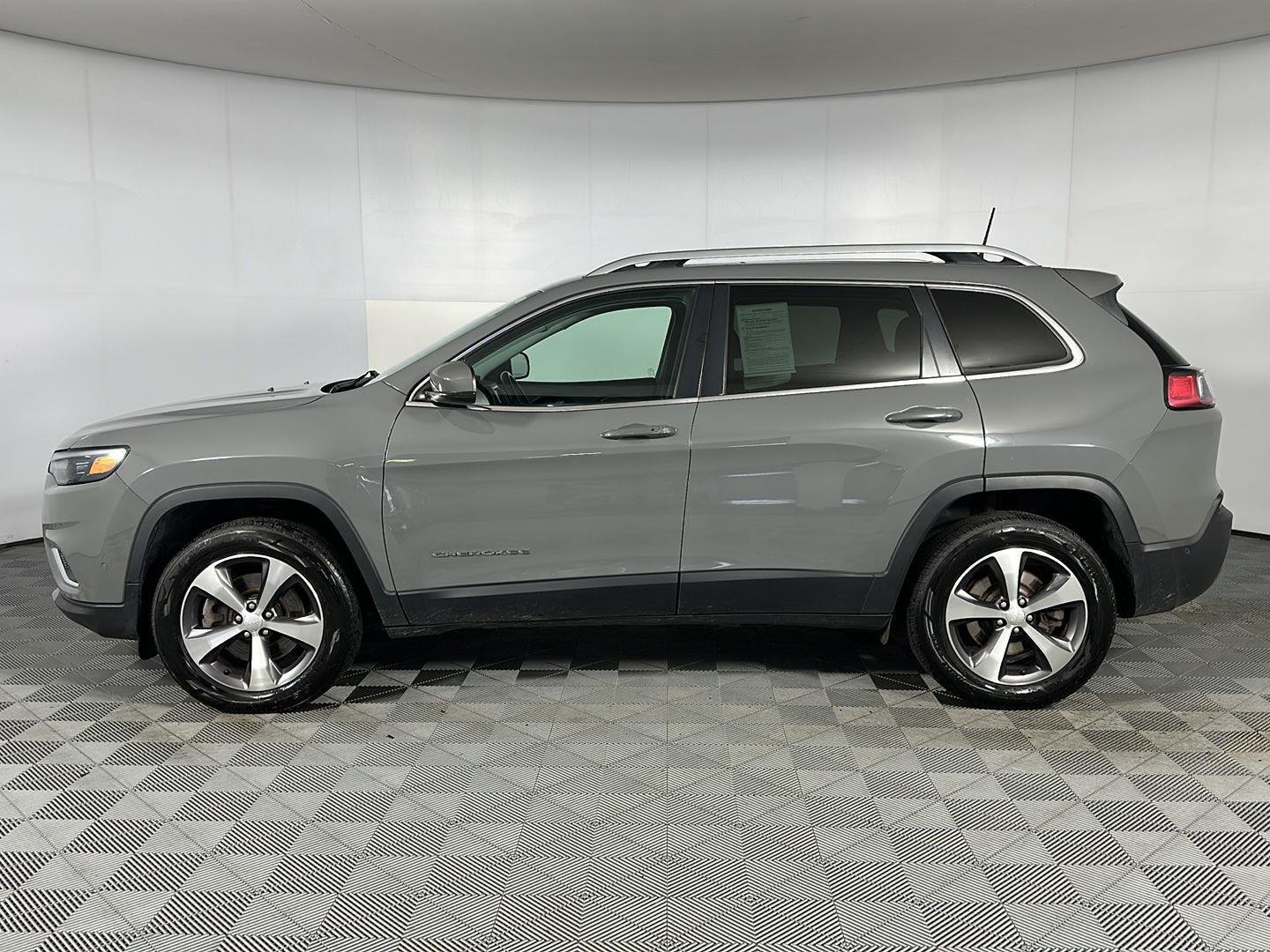 Used 2021 Sting-Gray Clearcoat Jeep Limited image 4