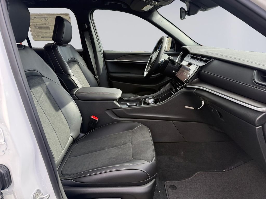 New 2026 Bright White Clear-Coat Exterior Paint Jeep Altitude image 18