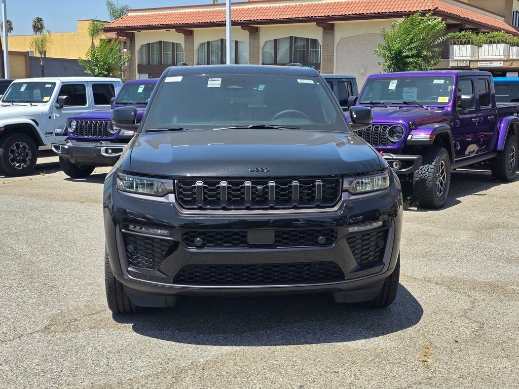 New 2026 Diamond Black Crystal Pearl-Coat Exterior Paint Jeep Limited image 2
