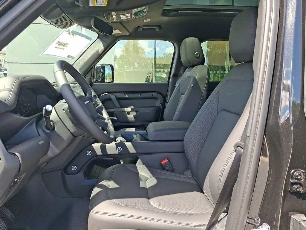 New 2026 Santorini Black Land Rover S image 9