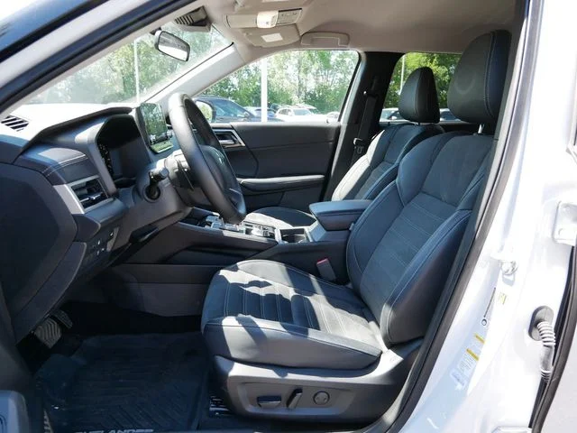 Used 2023 White Diamond/Black Roof Mitsubishi SE image 14