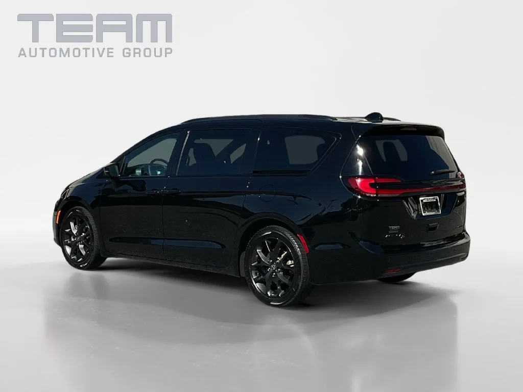 Used 2025 Black Chrysler Limited image 5
