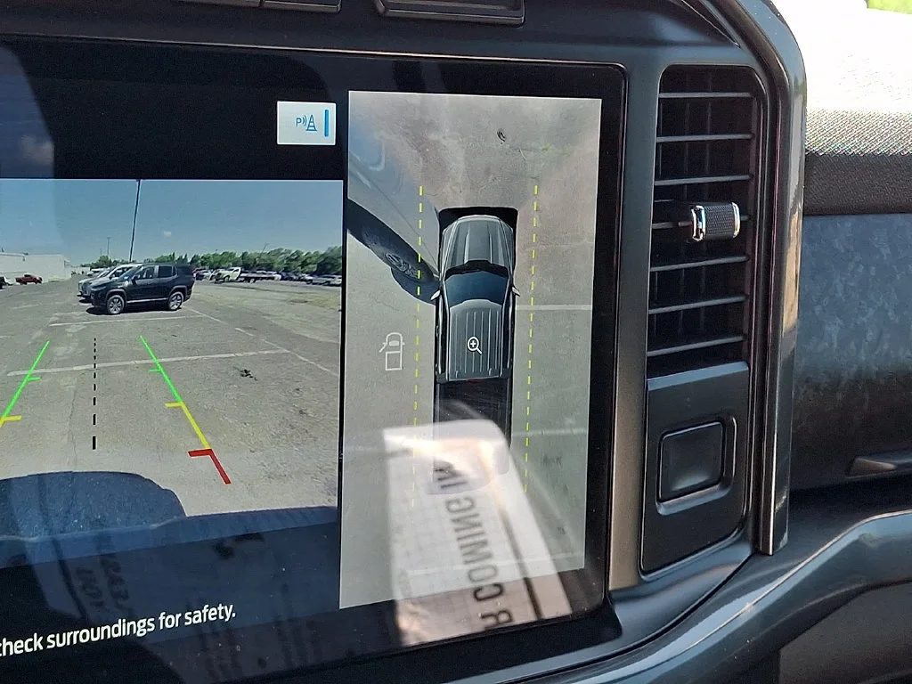 Used 2022  Ford XL image 25