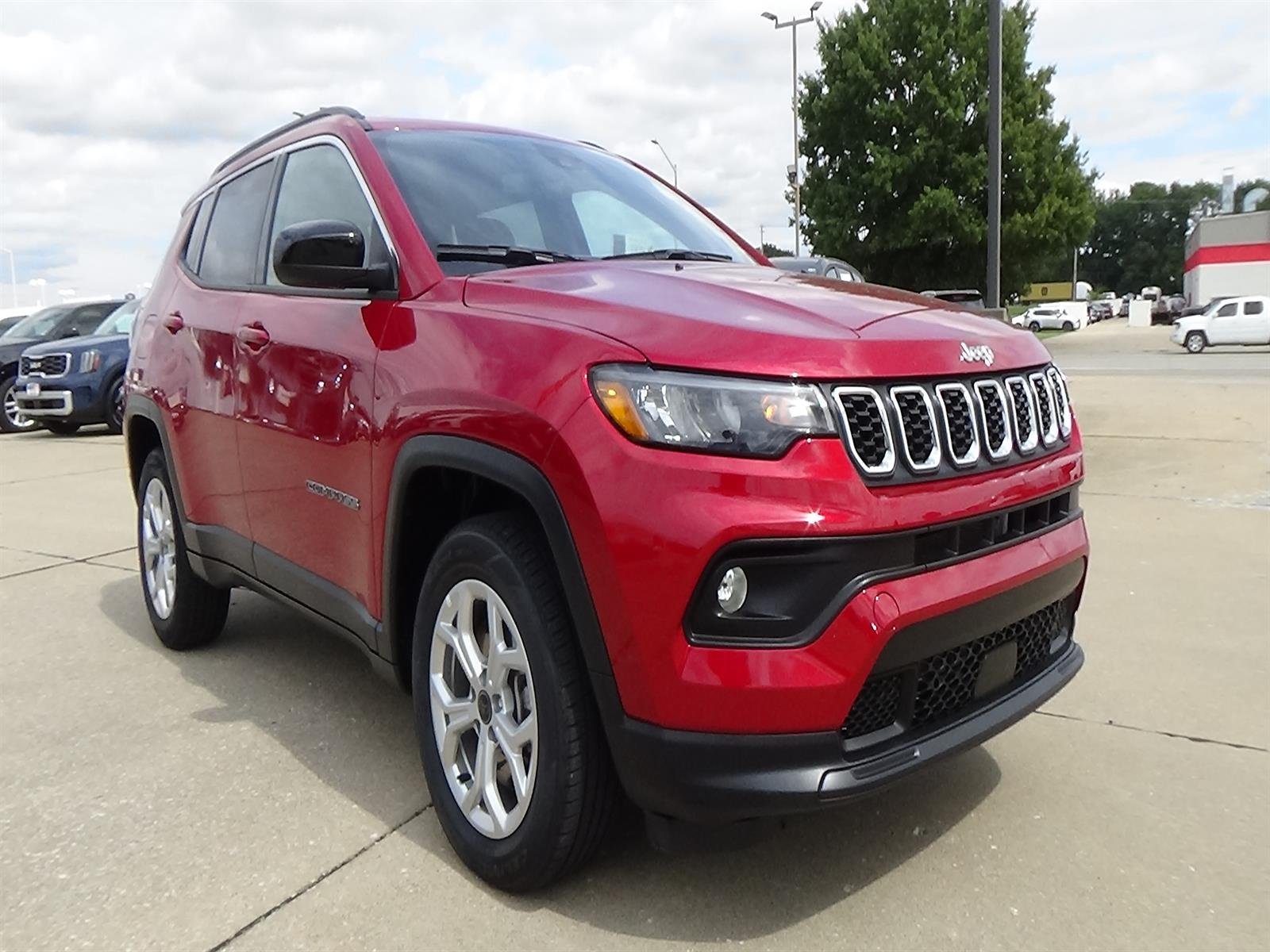 Certified Used 2025 Red Hot Pearl Coat (pr6) Jeep Latitude image 4