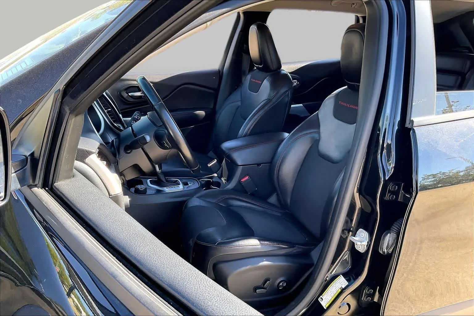 Used 2018 Diamond Black Crystal Pearlcoat Jeep Trailhawk image 8
