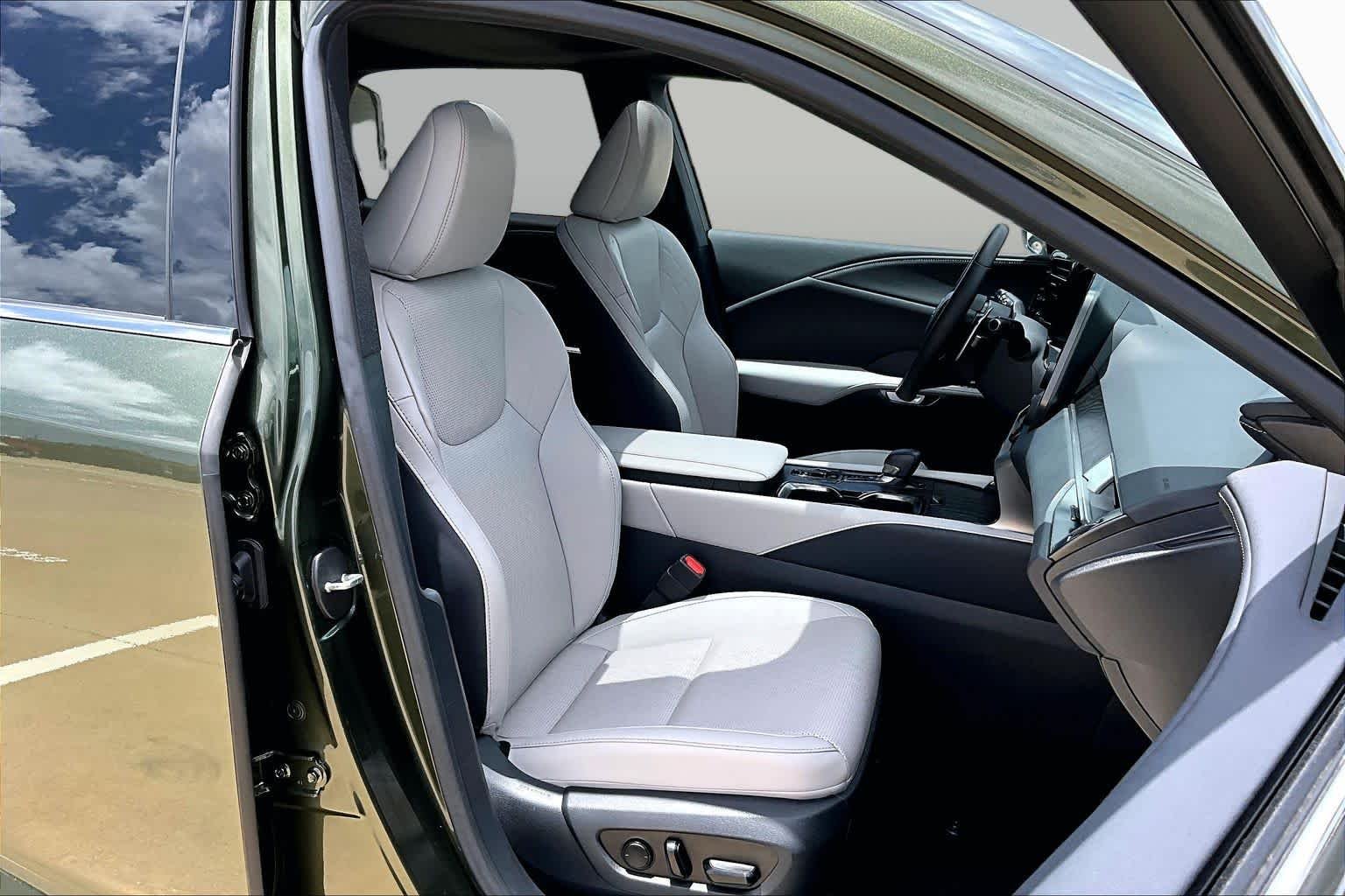 Used 2025 Nori Green Pearl Lexus Premium Plus image 9