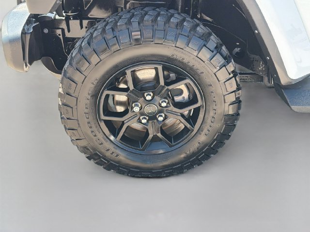 Used 2025 Bright White Clearcoat Jeep High Tide image 37