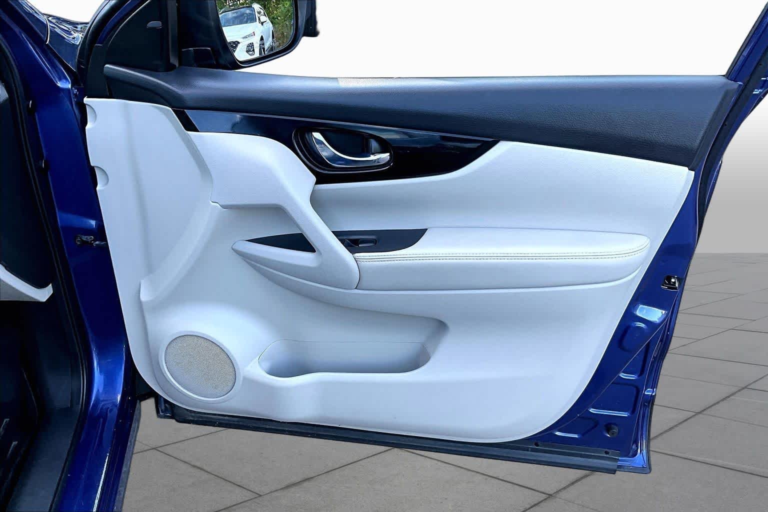 Used 2018 Caspian Blue Nissan SV image 21