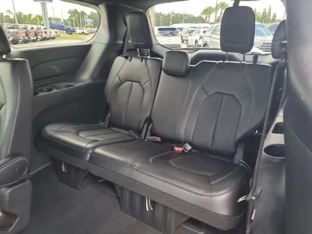 Used 2025 White Chrysler Select image 15