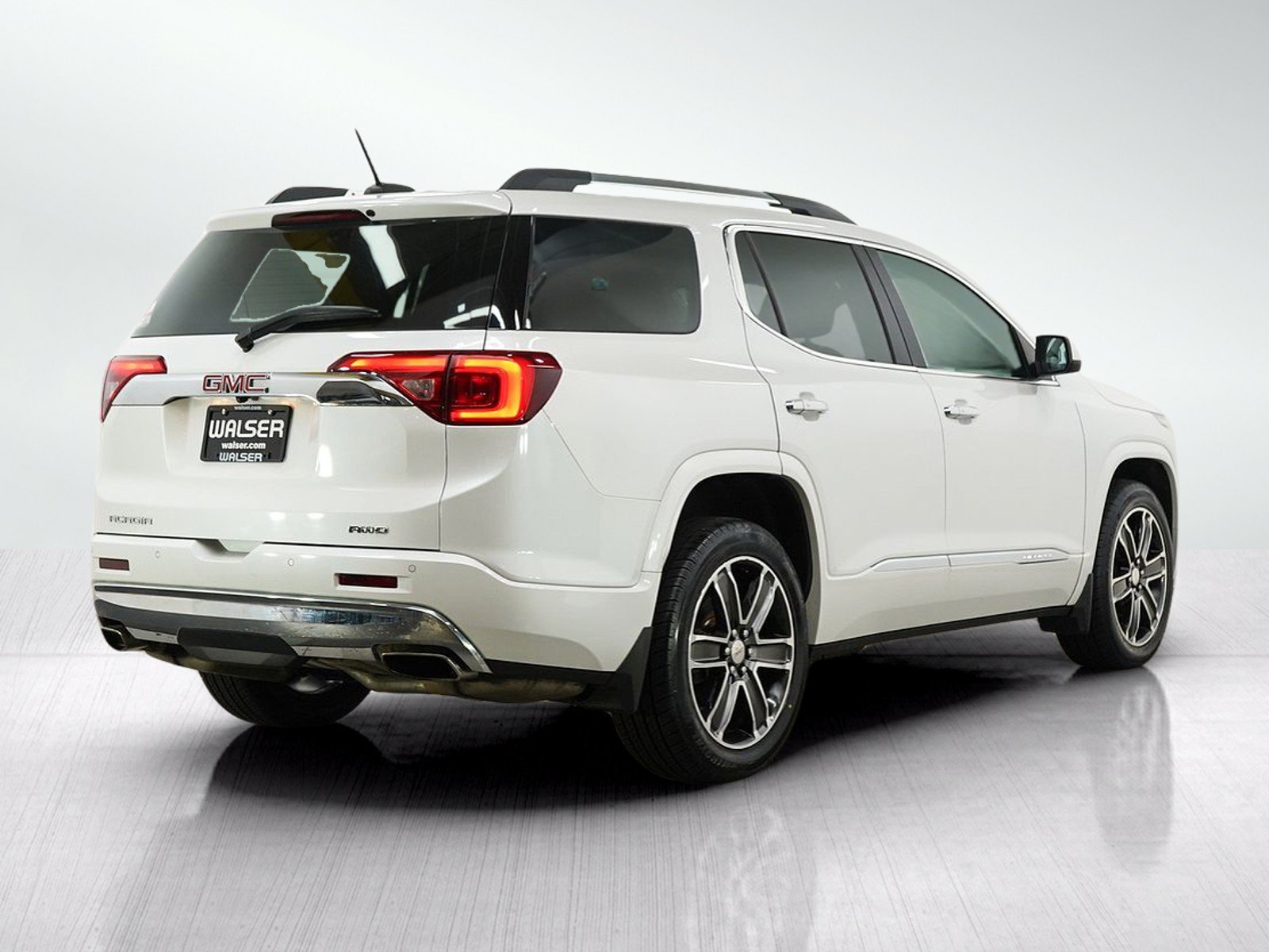 Used 2018 White Frost Tricoat GMC AWD 4dr Denali image 5