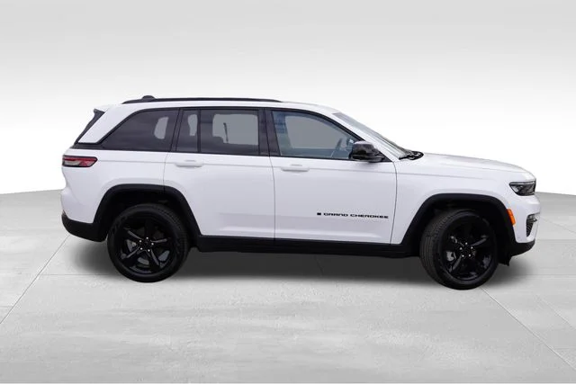 Used 2025 White/off-white Jeep Limited image 3